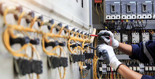 Professional Electrician technician working in Broadview, IL